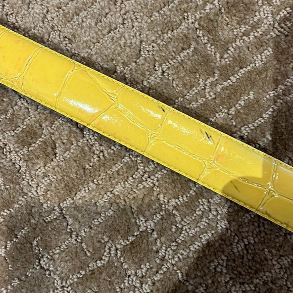 Gucci, vintage belt, yellow strap, and there is a black scratch on it - Picture 8 of 8